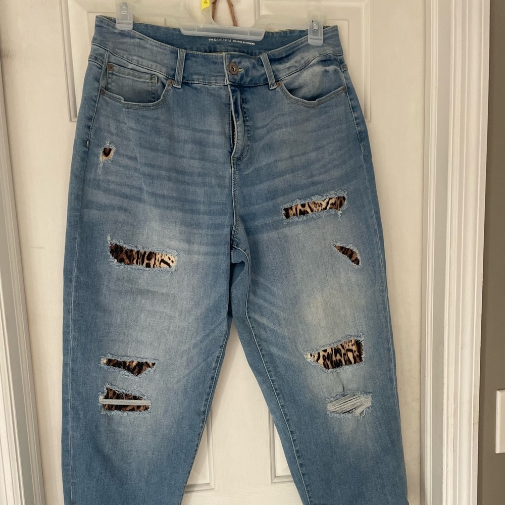 Unique design boyfriend cuffed jeans.